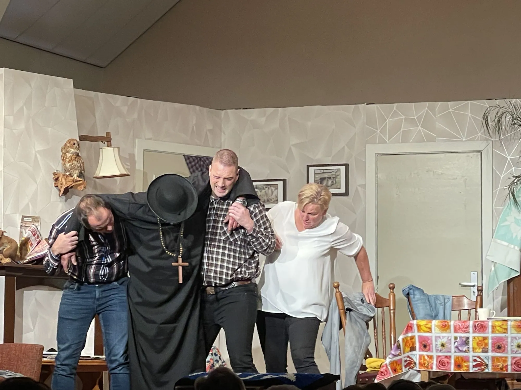 t.v. Thijs - Het wezen van ons amateurtoneel